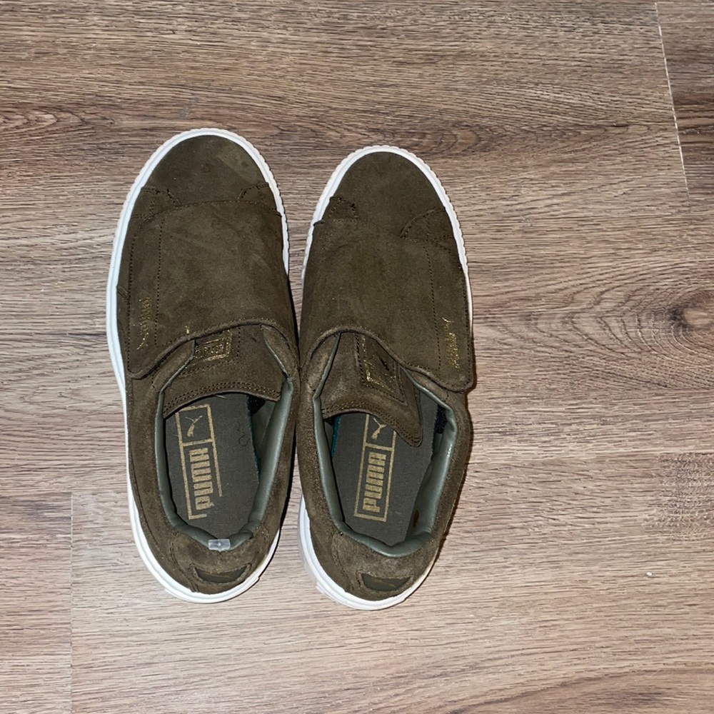 🛑SOLD🛑Suede olive green Pumas - Picture 1 of 6